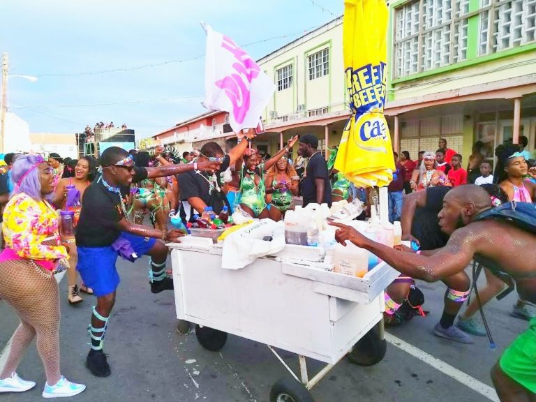 Winning Troupe Overtakes Fraco Cart On Las’ Lap